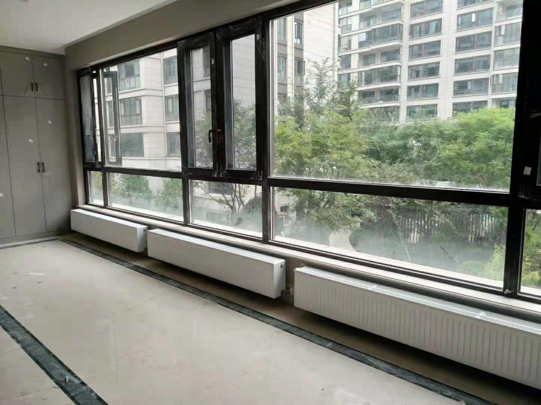 家里房子装修，室内安装地暖好还是暖气片好？从舒适度、户型角度分析