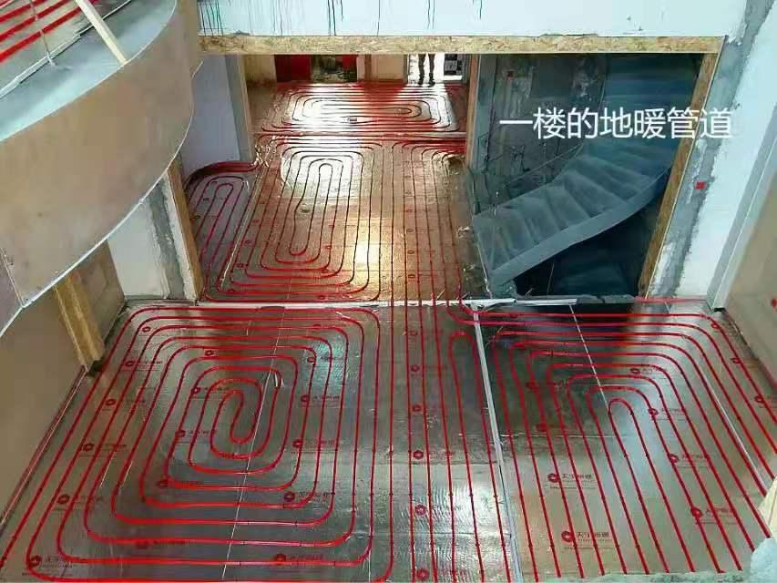 家里房子装修，室内安装地暖好还是暖气片好？从舒适度、户型角度分析