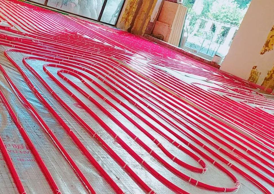 家里房子装修，室内安装地暖好还是暖气片好？从舒适度、户型角度分析